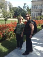 Gelça e Vânia nos jardins do Palácio Dolmabeche.