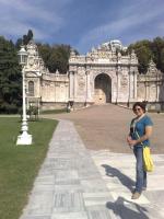 Maria Helena no Palácio Dolmabeche em Istambul.