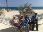 Vanda, Sirlene, Harri e Pe. Santo desfrutando o Sol de X-Caret.