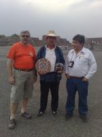 Ivan e Alfredo com um dos diversos vendedores ambulantes em Teotihuacan.