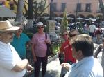Grupo ouvindo o guia Alfredo na Praça de Puebla.