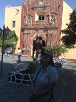 Elena em frente à Igreja Sta. Maria de Tonantzintla.