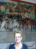 Wanda em frente a um dos murais de Diego Rivera.