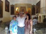 Sra. Karen, Ivan e Marisa na Capela da Hcienda Vista Hermosa.