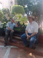 Bate papo na praça de Taxco.