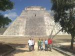 Grupo no sitio arqueológico de Uxmal.