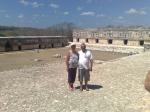 Vanda e Constantino no sitio arqueológico de Uxmal.