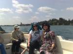 Blandina e Maura em passeio de lancha em Sirmione.