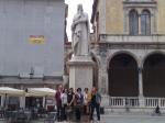 Odair, Blandina, Leila, Maura, Terezinha e Ana junto à estátua de Dante Alighier