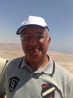 Elinor em Masada, com o Mar Morto como cenário.
