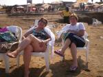 Isabel e Elsa sob o Sol no Mar Morto.
