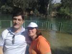 Gelson e Ana Julia no Rio Jordão.