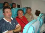 Pe. Ricardo, Julieta e Emma no voo para Istambul.