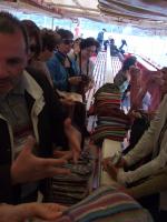 Mulherada comprando pashminas pelo Estreito de Bósforo.