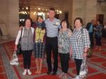 Sueli, Cecilia, Maria e Iris com o segurança da Mesquita de Solimão.