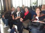 Osmari, Rosa, Helena, Elisabel, e, ao fundo, Tere e Emma no aeroporto em POA.