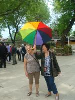 Emma e Helena com o guarda-chuva da nossa guia.