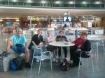 Ivo, Mariana, Emma, Rosalia, Julieta e Tere no aeroporto de Tel Aviv.