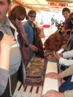 Mulherada comprando pashminas no barco pelo Estreito de Bósforo.