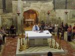 Altar de nossa Missa, com a casa de Maria ao fundo, em Nazaré.