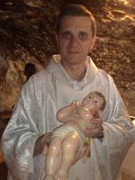 Frei Jaime e o Menino Jesus na Gruta do Campo dos Pastores, em Belém.