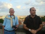 Canísio e nosso guia Juan Carlo com a vista de Praga ao fundo.