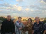Ary, Olga, Cladis e Lirio com a vista de Praga ao fundo.