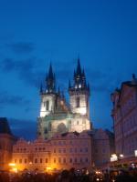 Praça de Praga no anoitecer.