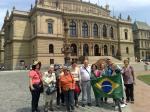 Grupo passeando em Praga.