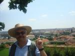 Ivan com a vista da Ponte Carlos IV no centro de Praga.