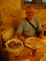 Canísio enfrentando uma Calzone num restaurante italiano.