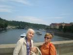 Ines e Neusa com o Rio Moldava, em Praga.