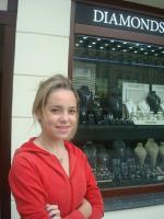 Ana Carolina visitando o comércio da cidade de Karlovy Vary.