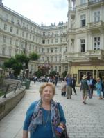 Hilda visitando o comércio da cidade de Karlovy Vary.