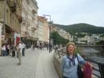 Nedis visitando o comércio da cidade de Karlovy Vary.