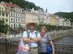 Ivan e Ligia visitando o comércio da cidade de Karlovy Vary.