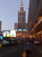 Torre de Varsóvia ao anoitecer.