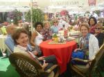 Grupo almoçando na praça do centro da Varsóvia Antiga.