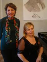 Sueli com a pianista do recital de Piano de Chopin, em Varsóvia.