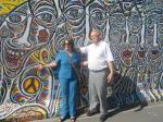 Cladis e Lirio no que resta do Muro de Berlin.
