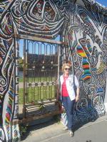 Nédis no que resta do Muro de Berlin.