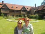 Ana e Sueli no Palácio de Postdam, onde foi celebrado o acordo de Paz na 2a. Gue