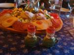 Jantar típico Húngaro e os copinhos do aperitivo.