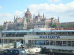 Barco sobre o Danúbio com o Parlamento Húngaro ao fundo, em Budapest.