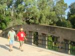 Pe. Paulo e Grezzana no sitio arqueológico de Olímpia.