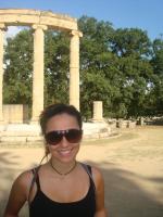 Estefânia no sitio arqueológico de Olímpia.
