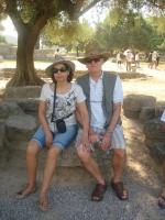 Vera e Ivo no sitio arqueológico de Olímpia.