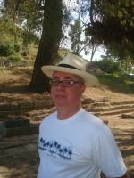 Carlos no sitio arqueológico de Olímpia.
