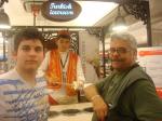 No aeroporto de Istambul, comendo sorvete turco.