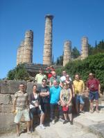 Grupo no Templo de Apolo, em Delphos.